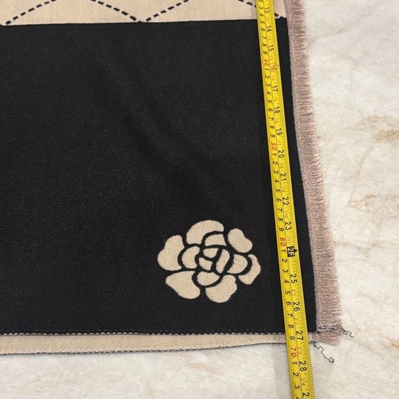 MOBAAK 2025 Autumn-Winter Beige Camellia Scarf Shawl Elegant Fashion. NWOT - Picture 6 of 6